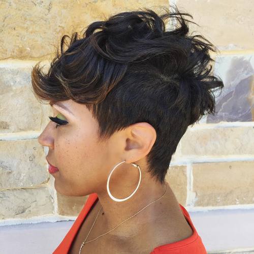 非洲裔美国妇女's curly fauxhawk