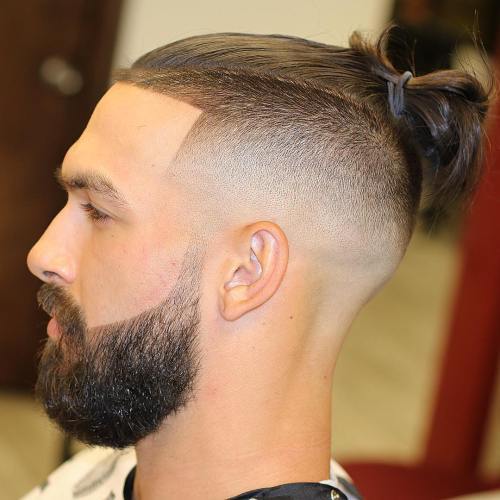Mann-Brötchen mit Bart und rasierten Seiten