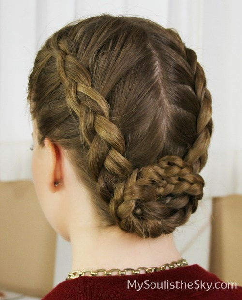 център-разтвориха braided updo with a bun