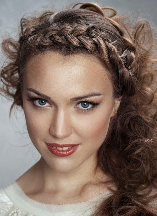 къдрав messy hairstyle with a dutch braid