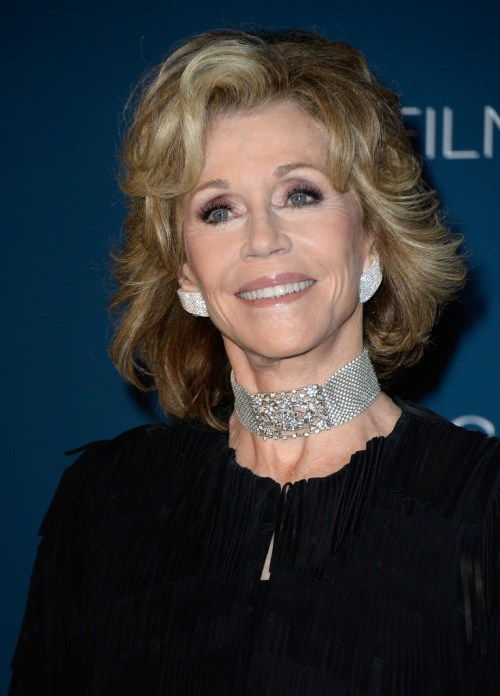 Jane Fonda粗毛发型为中等长度