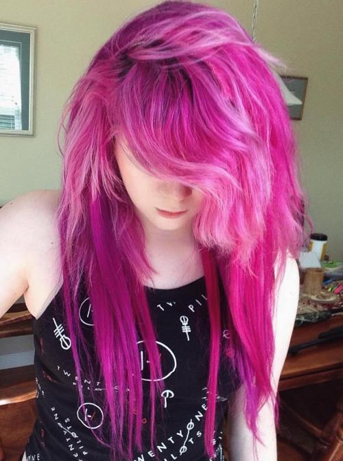 Lange überlagerte rosa Frisur