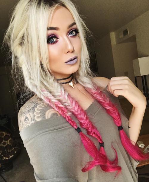 Blondes Haar mit rosa Dip Dye