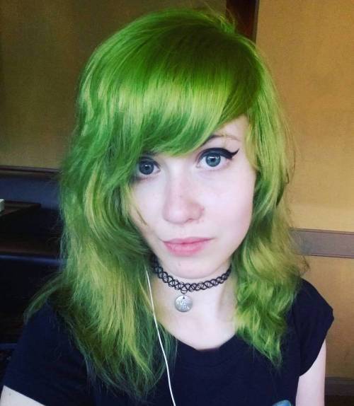 Pastell grünes Haar mit Pony
