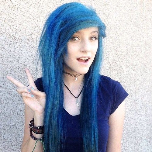 Blaues Emo-Haar