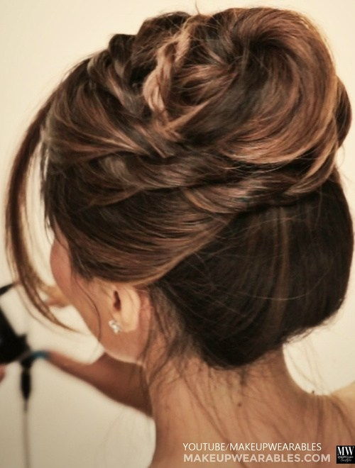 небрежен twisted updo for long hair