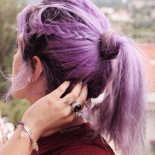 柔和的紫色马尾辫