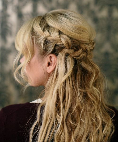 Chaotický half up French braid hairstyle