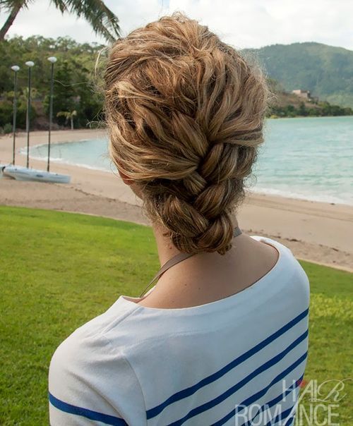 Snadný braided updo for curly hair