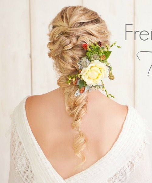 хлабав twisted hairstyle with flowers