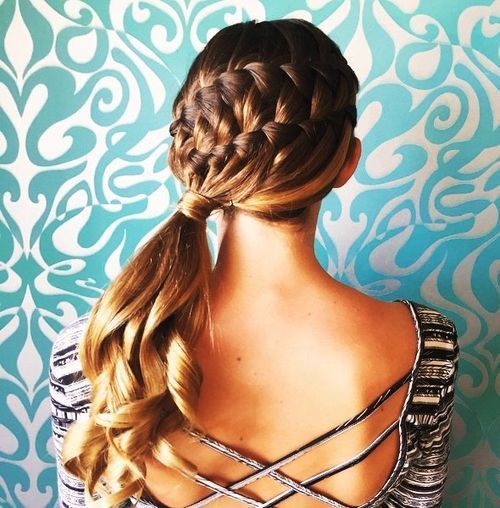 francouzština braids and side ponytail