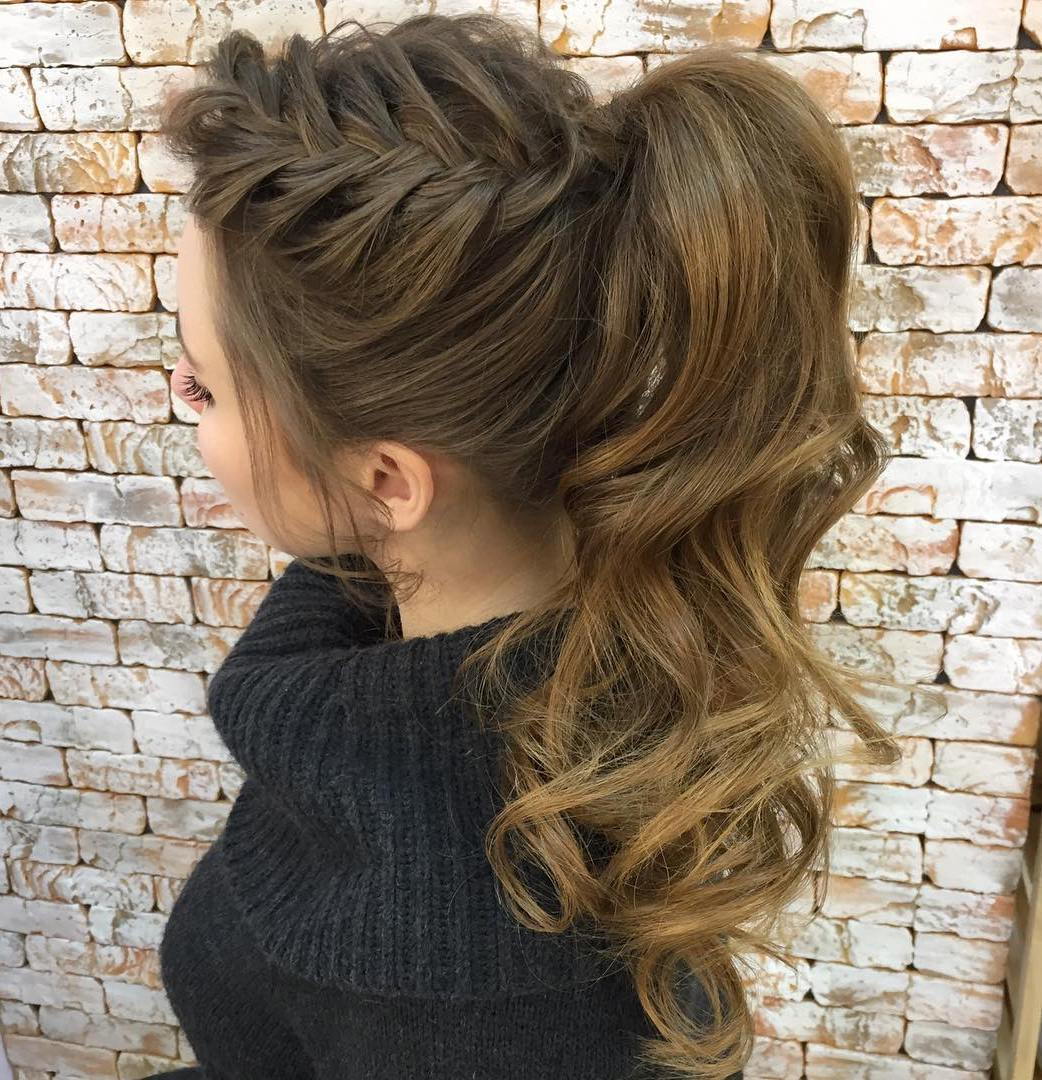 къдрав Ponytail With A Side Braid