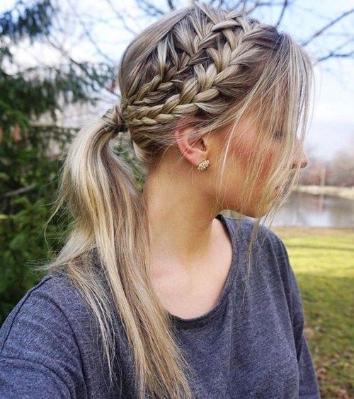 две Braid And Pony Messy Hairstyle