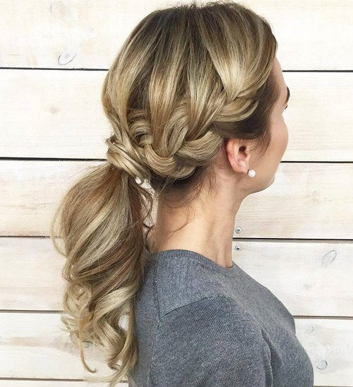 разхвърлян Low Ponytail With A Side Braid