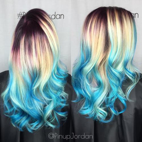 Blondes Haar mit blauem Balayage