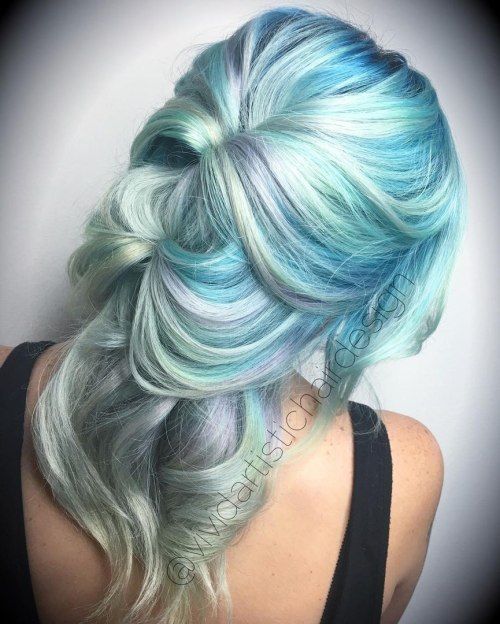 Pastellblaues Haar mit grauen Highlights