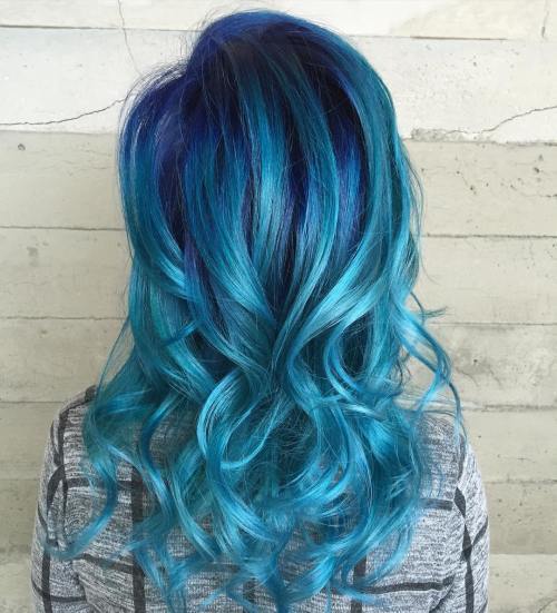 Blaues Haar mit Purpurwurzeln
