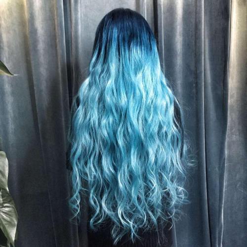 الشعر الطويل الباستيل الأزرق مع جذور داكنة