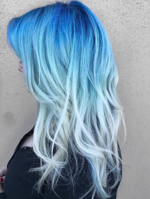 langes blaues und blondes Haar