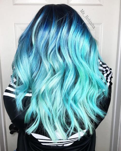 langer blauer Haarschnitt