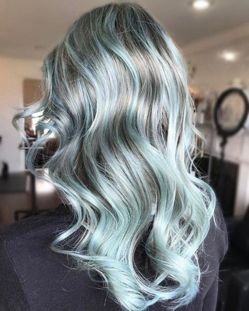 graue und hellblaue Haare