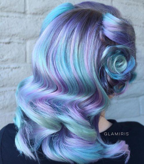 Pastell blaues Haar mit lila Highlights