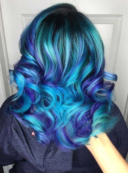 Petroles Haar mit lila Highlights