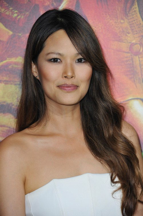 dlouho Asian hairstyle with side bangs and ombre