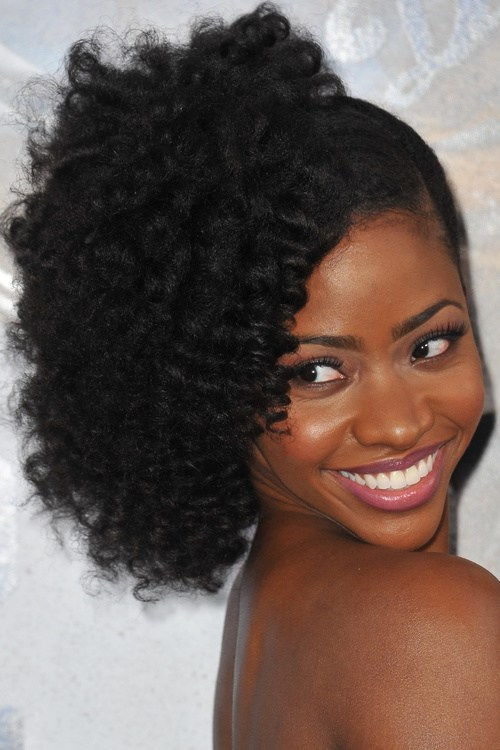 تصفيفة الشعر الجانبية المجعد للنساء السود