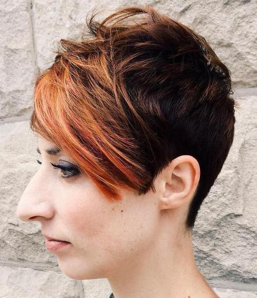 temný brown pixie with long red bangs