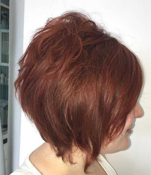 短蓬乱的赤褐色发型