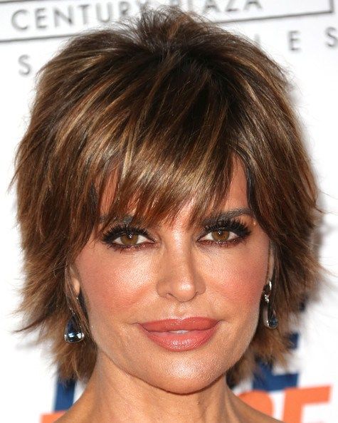 Лиза Rinna short layered hairstyle with highlights