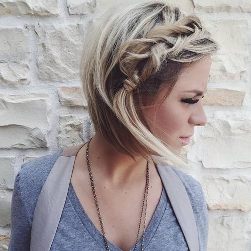 Боб with a side messy braid
