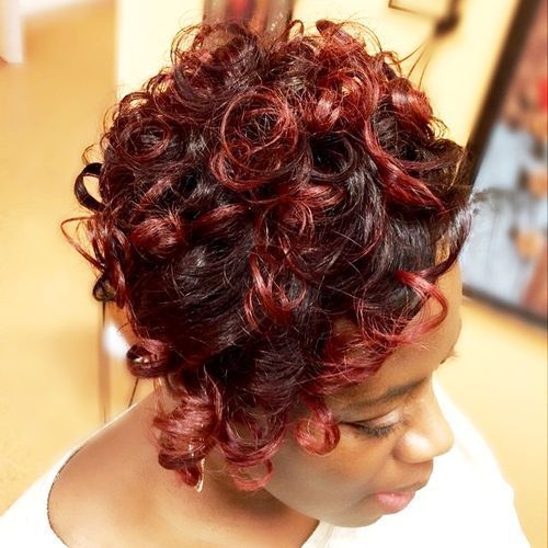 黑人妇女的红色卷发发型