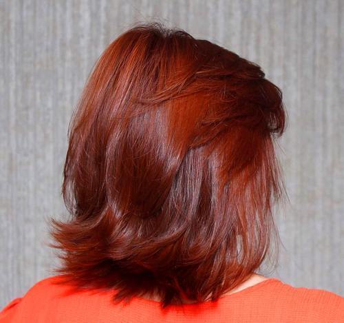 střední layered red haircut