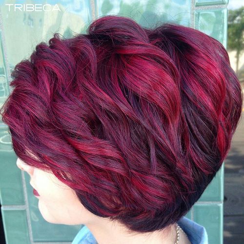krátký layered hairstyle with burgundy highlights