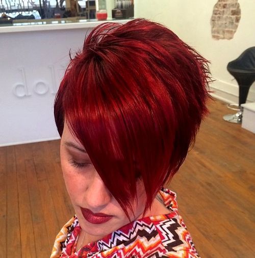 krátký asymmetrical red haircut with long bangs