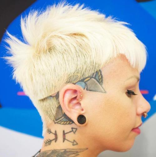 Punk Blonde Pixie mit Kopf Tattoo