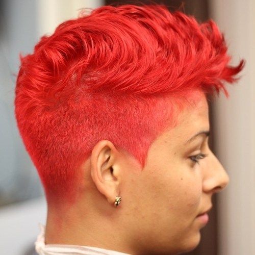 تصفيفة الشعر القصير الأحمر الداكن