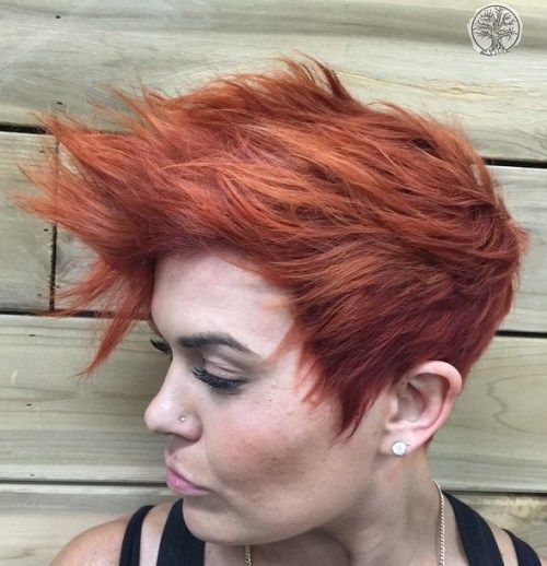 Къс Choppy Red Punk Hairstyle