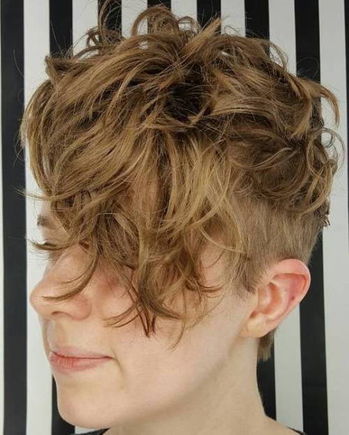 Krátký Messy Curly Undercut Hairstyle