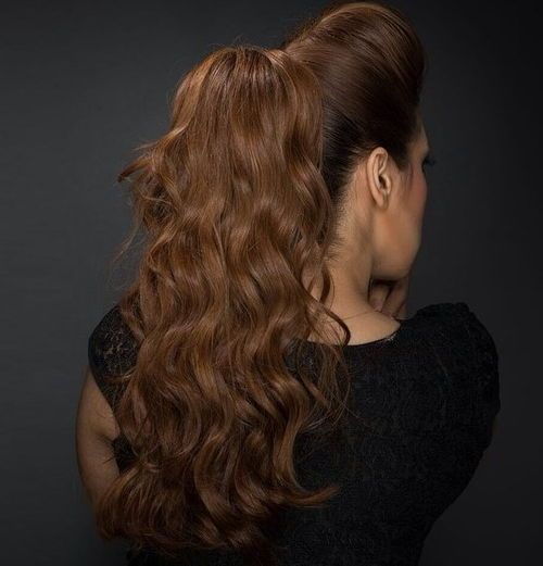 дълго wavy ponytail with a bouffant