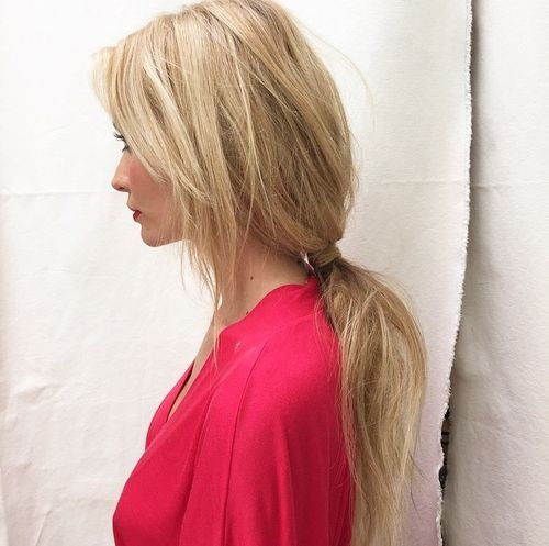 разхвърлян blonde ponytail for long hair