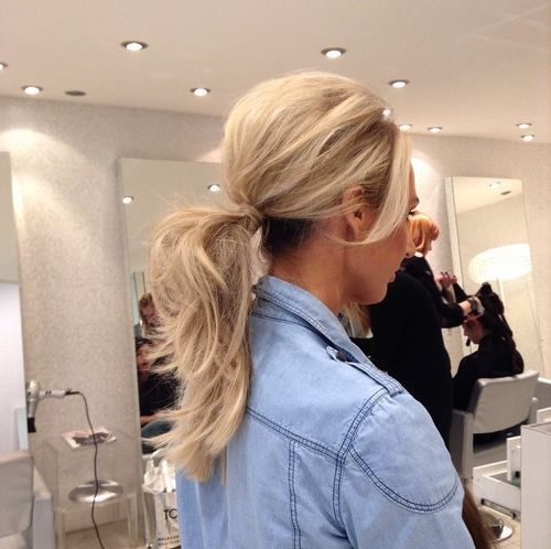 blondýnka ponytail for layered hair