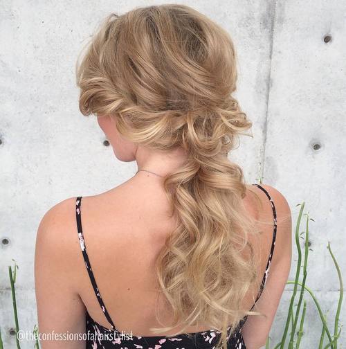 blondýnka wavy low ponytail with side twists