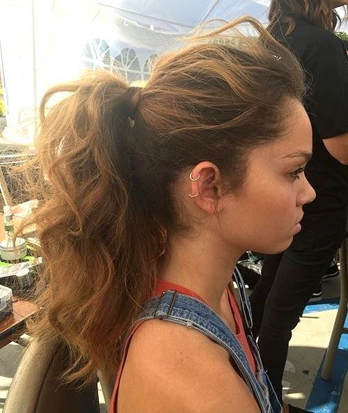 дълго tousled curly ponytail