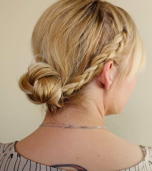 лесно braided hairstyle with a low knot