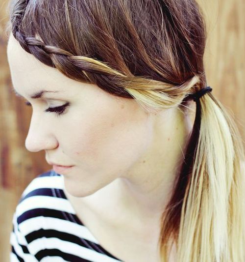 лесно side braid and pony hairstyle