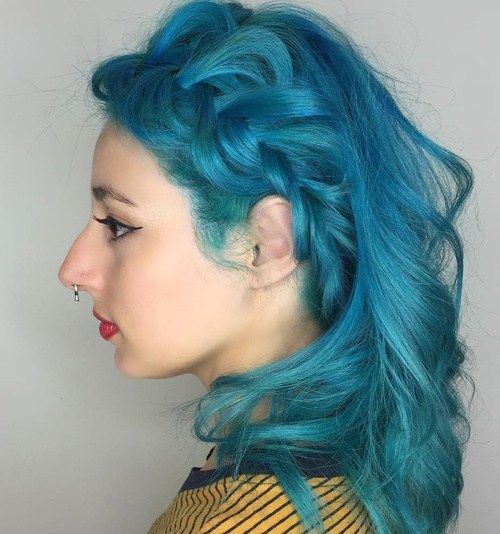 柔和的蓝色编织发型
