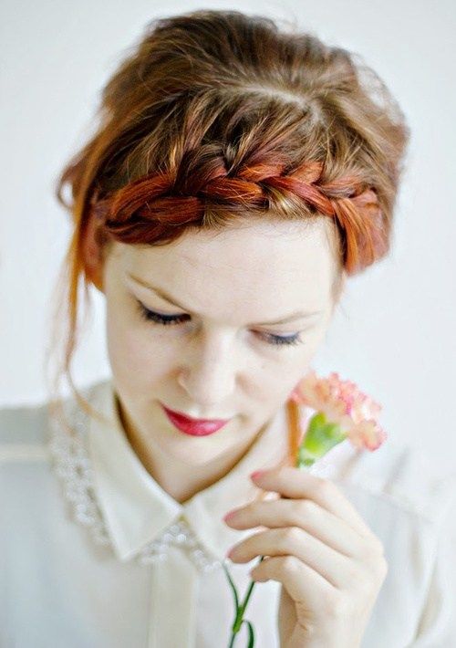 chaotický hairstyle with braided bangs
